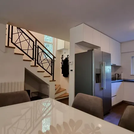 Forrest-hugging Townhouse With Private Garden