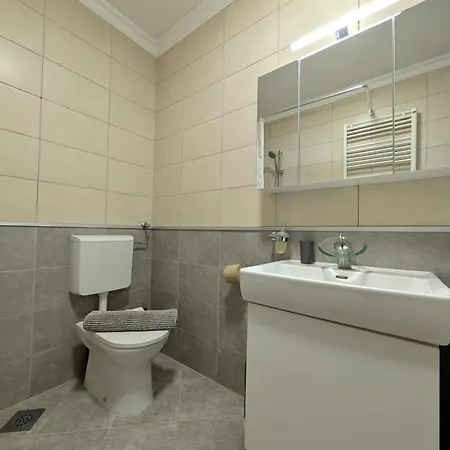 Forrest-hugging Townhouse With Private Garden *